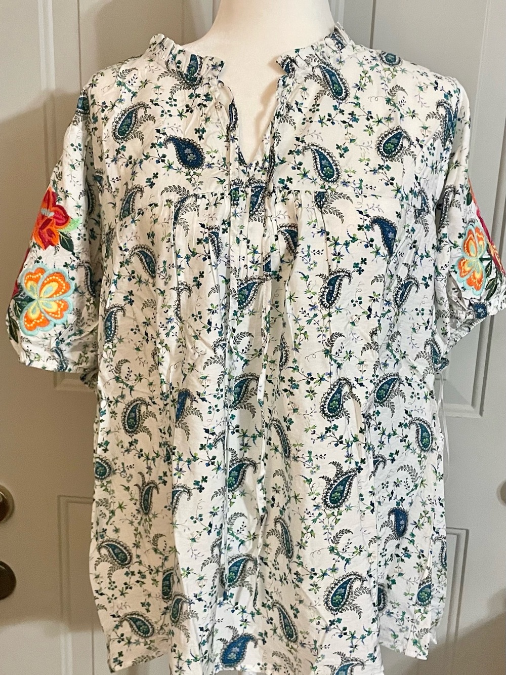 Savanna Jane White Paisley Embroidered Sleeve Top NWT SIZE 1x